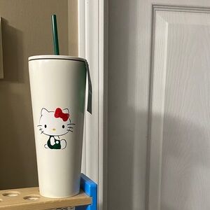 BNWT Starbucks x Hello Kitty 26 oz Tumbler